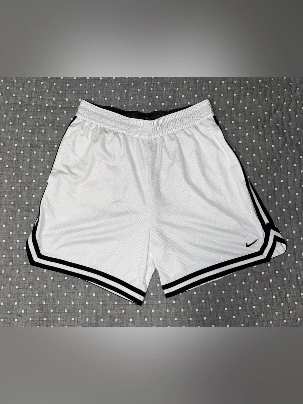 Nike Men’s White Mesh Basketball Athletic Shorts with Black Trim size Large